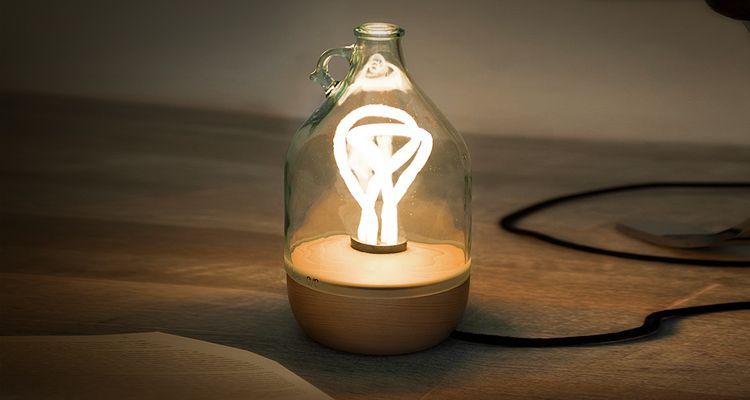 Nuestra lámpara de vidrio Dama Lamp cumple tres años