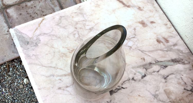 Ideas para convertir botellas de vidrio en objetos elegantes y funcionales
